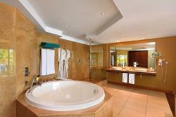 Shandrani Resort and Spa - Mauritius. Senior suite, bathroom.